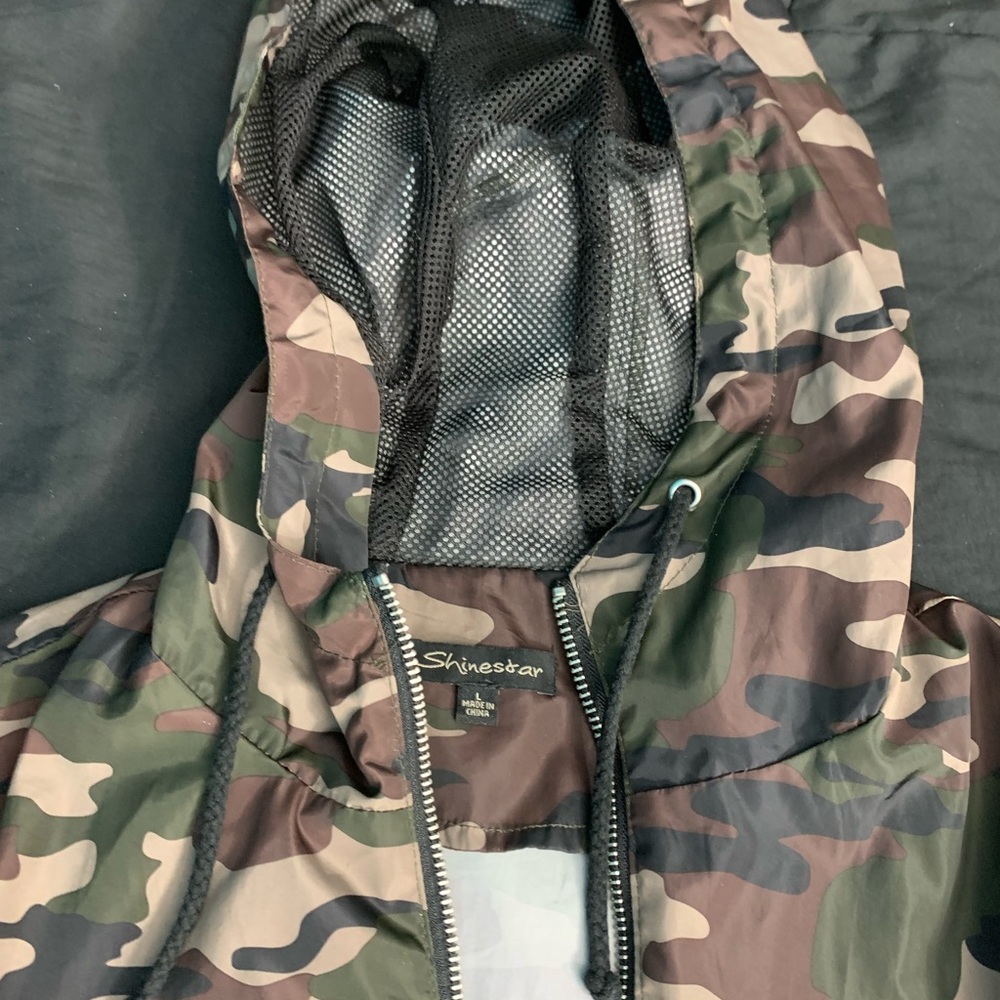Size large camo wind breaker zip up